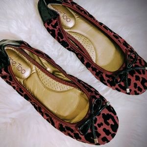 EUC Me Too Leopard Print Halle flats Size 9.5